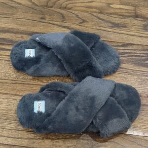 Toms Susie gray Faux Fur fuzzy Slippers NWOT size 9